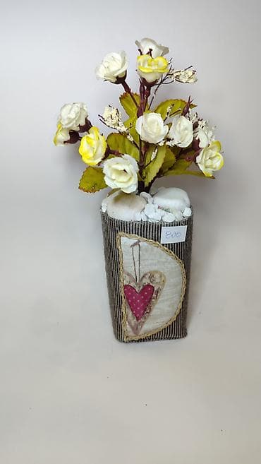 Dekorativna aranžirana veštačka cvetna kompozicija u saksiji. -