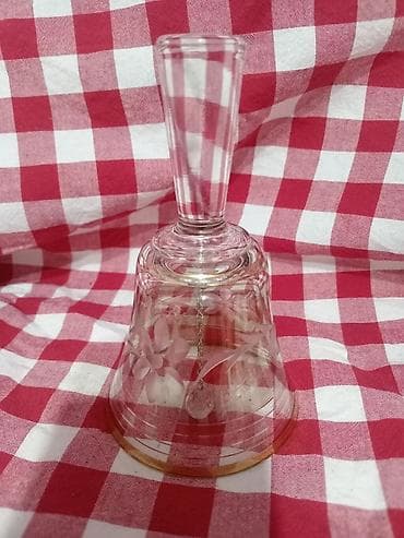 NOVO kristalno zvono za poziv na rucak. Predmet je nekoriscen i u na lalafo.rs NOVO kristalno zvono za poziv na rucak. Predmet je nekoriscen i u