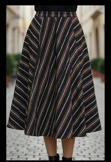 Ženska suknja midi dužine sa A-krojem. Crna osnova sa kosim prugama u