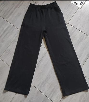 Crne ravne pantalone sa lastišem u struku Velicina S moze i M - Model