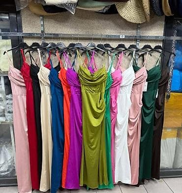 Haljine: Svečana duga haljina od satena.Uska silueta sa drapiranim gornjim — 2