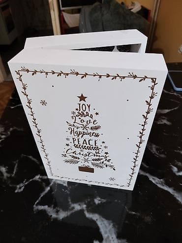 Textile: Drveni advent kalendar sa fiokicama, poseduje male lampice. Korišćen — 2