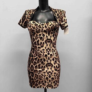 leopard sako: Haljina sa leopard printom i elastinom i kratkim rukavima. - Izrez — 2