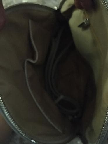 postava za torbe: Polukružna ženska torba preko ramena, bež/ekru boje, sa utisnutim — 5