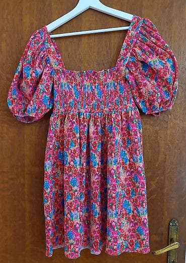 sorc m: Floral mini haljina sa puf rukavima - Print: gust cvetni dezen u — 2