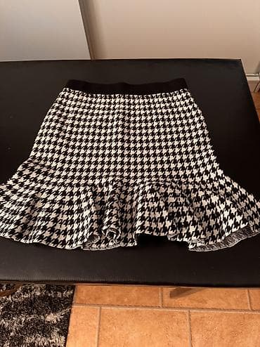 Elegantna suknja 
Odgovara S velicini