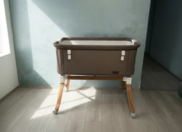 Kolevka/krevetac pored bračnog kreveta sa drvenim ramom - Tip