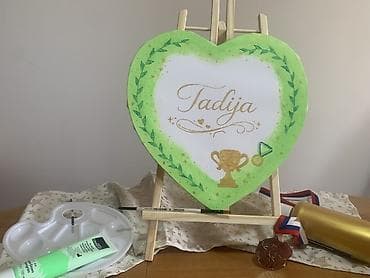 boja stolice: Ručno oslikane drvene table u obliku srca i kvadratna platna na stalku — 5