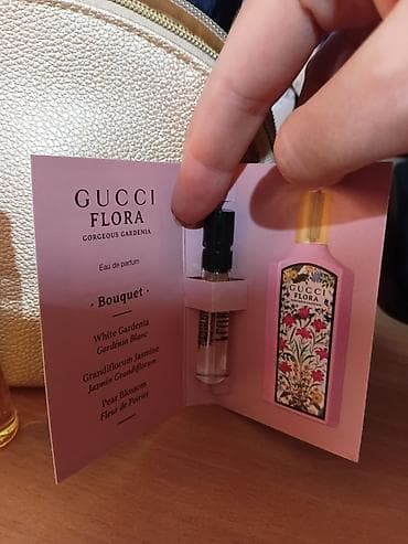 torbice bele: Set kozmetike i parfemskih miniatura + neseser Sadržaj: - Gucci Flora — 2