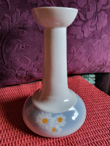 svecnjak za slavu: Svecnjak nov porcelanski. Visina. 19cm. Stopa. 11cm. Gornji — 1