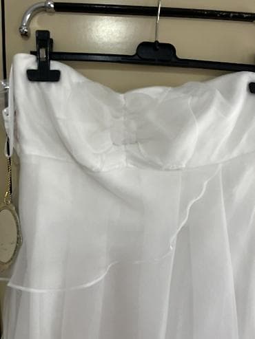srebrne torbice svecane: Bela svečana haljina brenda APART, bez bretela, elegantnog i — 2