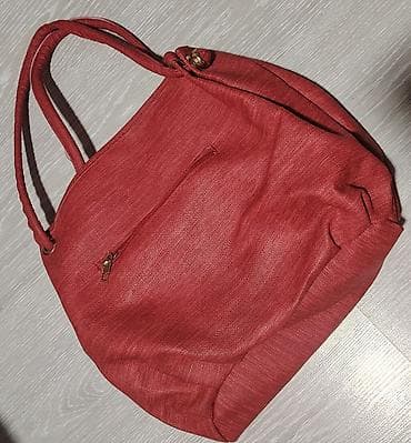 armani exchange torbe: Ženska torba – crvena, sa zlatnim detaljima - Materijal: teksturirana — 2