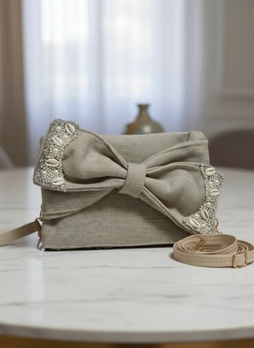 Elegantna ženska torbica – pismo model sa velikom mašnom. -