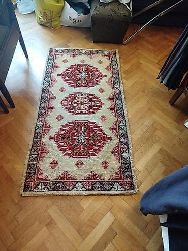beli tepih cvece: Tepih stazica Duzina oko 140 cm. Sirina oko 70 cm. S jedne strane — 9