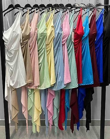 crvena bluza: Haljina – 2800 din Elegantna mini haljina na jedno rame, idealna za — 3