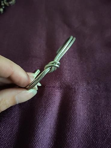 tiffany sat: Narukvica od metalne žice – minimalistički dizajn s čvorom - Dizajn — 1