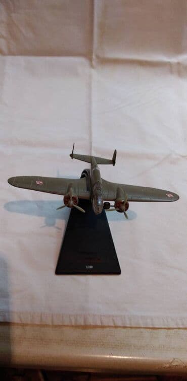 citanka sa knjizevnoteorijskim pojmovima za 1 razred: Avion Amercom 1939 PZL P-37B Los`,Kina,fale 1 tockovi — 2