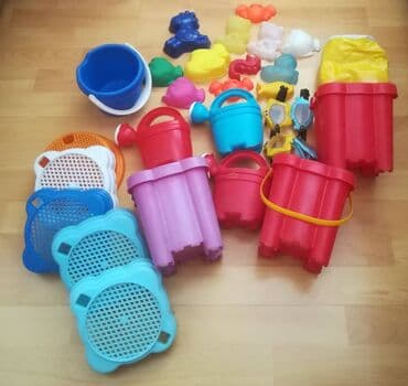 zara helanke sa prorezom: Igračke plastične, 20 kom sve za 1000 din. 12 figurica, 3 kantice, 4 — 5