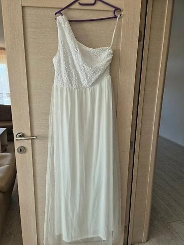 haljina bubamara: Elegantna bela duga haljina na jedno rame. - Gornji deo: asimetričan — 4