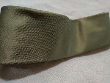 krem pantalone i crna kosulja: Kravata 
Hugu Boss — 15