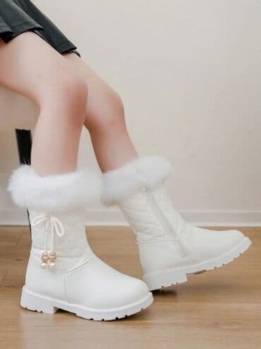 Gumene čizme: Cena:2500din Dostupni brojevi:38 Poručuje se isporuka za desetak — 15