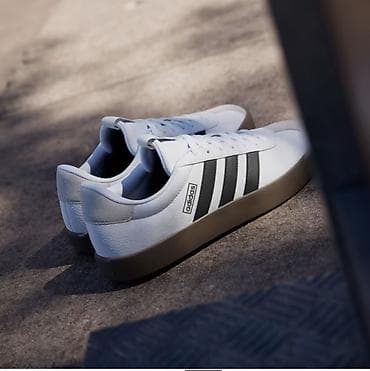 muške cipele veliki brojevi: Adidas patike – bele sa crnim prugama i gumiranim đonom u braon tonu — 5