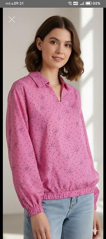 Ženska bluza u svetloroze boji sa diskretnim, rasutim sitnim printom — 1