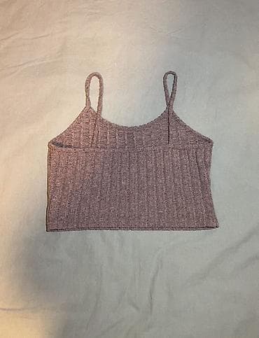 heklane majice: Rebrasti ženski top na bretele - Model: kratki (cropped) top sa — 3