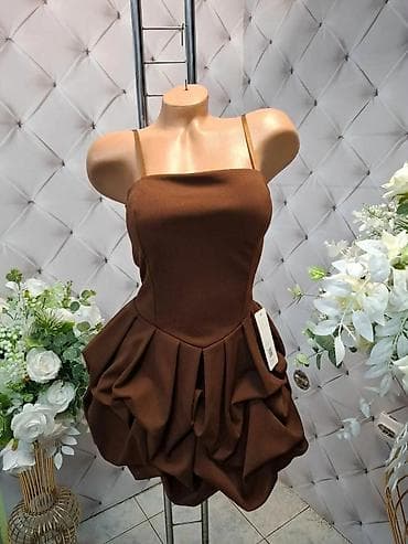 Haljine: Koktel haljina sa tankim bretelicama i skulpturalnom suknjom - Model — 6