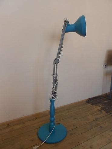 lampe za lovce: Stara podna (ili stona) industrijska lampa sa podesivim nosačem — 2