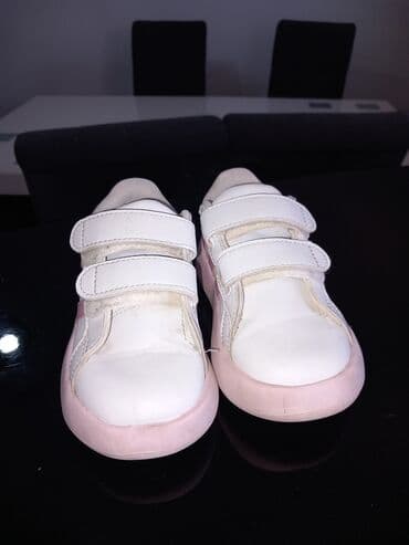 Children's Items: Dečije patike sa belim gornjim delom i roze đonom, ukrašene sa tri — 2