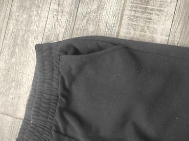 Donji delovi trenerke: Crne trenerka‑pantalone Tamno crna trenerka . Velicina S ali moze i — 2