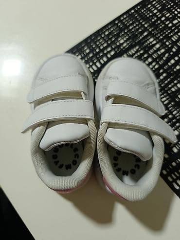 rucno pleteni dzemperi za devojcice: Dečje patike adidas – bele sa roze detaljem - Model: adidas — 8