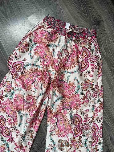luck 30 ml avon: Moderne letnje pantalone od finog, laganog materijala, M/L veličine — 2