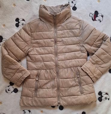 Zara Girls jakna ima kapuljacu koja može I da se uvuče u kragnu i da