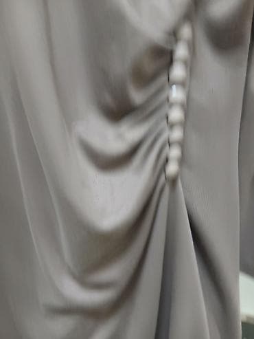 Aksesoari: Elegantna haljina sa preklopom i drapiranim detaljem - Model: midi — 2