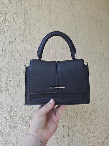 elegantni sesiri: Elegantna crna mini torba sa ručkom - Model: kompaktna struktuisana — 2