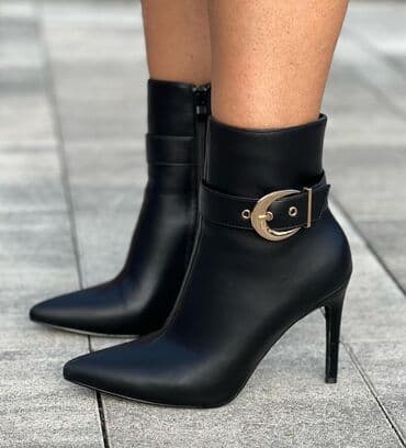 luna nova kolekcija 2023: Nova kolekcija 🆕
Br:36-41
Visina petE:10cm
Cena:4800din — 2