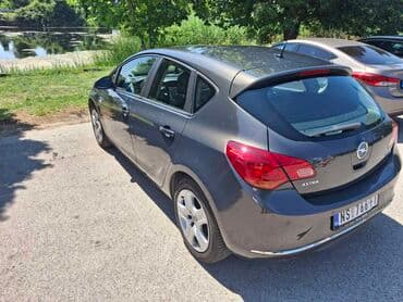 zimske gume sa felnama 16: Opel Astra J hečbek u sivoj boji, sa petoro vrata. Vozilo je — 1