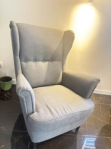Ikea fotelja sa tabureom – siva, klasični “wingback” dizajn -