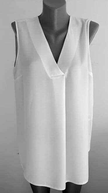 Tunika Peacocks 42 cena 600
poliester
sirina grudi 55 duzina ledja 79 — 1