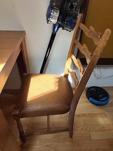 Trpezarijski set: kvadratni sto + 3 drvene stolice - Sto: kompaktan