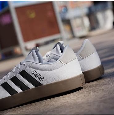 muške cipele veliki brojevi: Adidas patike – bele sa crnim prugama i gumiranim đonom u braon tonu — 8