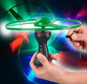 coca cola kamion igracka: Nov svetleći leteći disk. Ima tri LED boje crvena, zelena i plava — 7