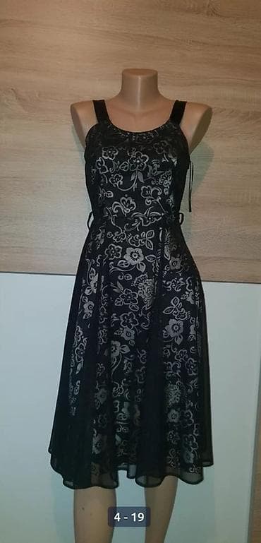 levis 501 crne: Crna haljina sa cvetnim uzorkom - Model: midi dužina, A-kroja, sa — 2