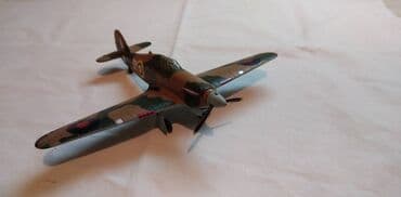 grb crvena zvezda slike: Avion Amercom Hawker Hurricane MkI Starter Set 1:72 postolje osteceno — 1