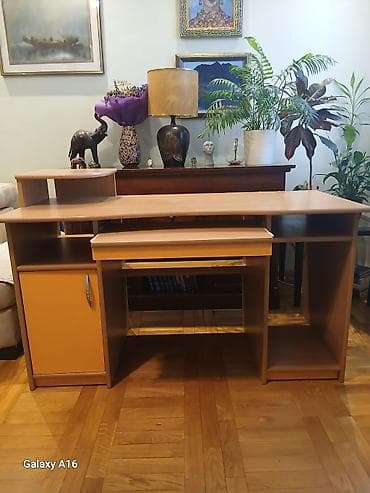 polovan krevetac za bebe: Radni/računarski sto od univera u boji svetlog drveta, sa više — 1