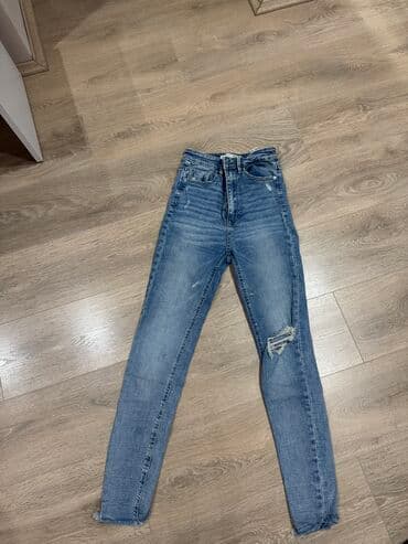 pantalone sa dubokim strukom: Stradivarius farmerice
34 velicina
Dobro ocuvane, bez ostecenja — 1