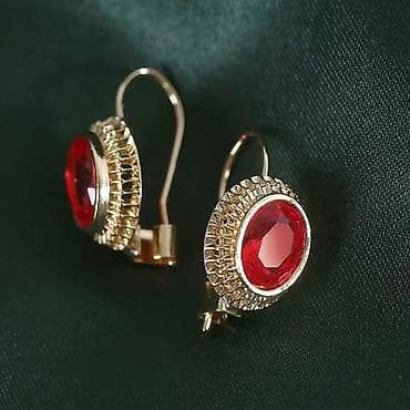 van cleef nakit cena: Zlatne viseće minđuše s crvenim ovalnim kamenjem - Dizajn: elegantne — 1