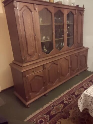 stil nameštaj vršac: Velika drvena vitrina, idealna za odlaganje i izlaganje posuđa i — 1